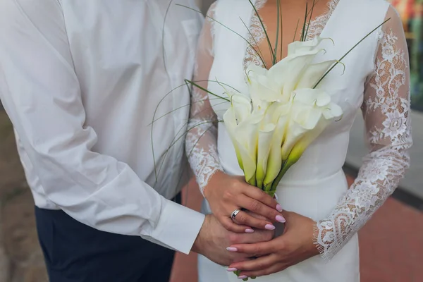 Mariée et marié tenant la main. Anneaux de mariage et détails de bouquet de mariées. — Photo