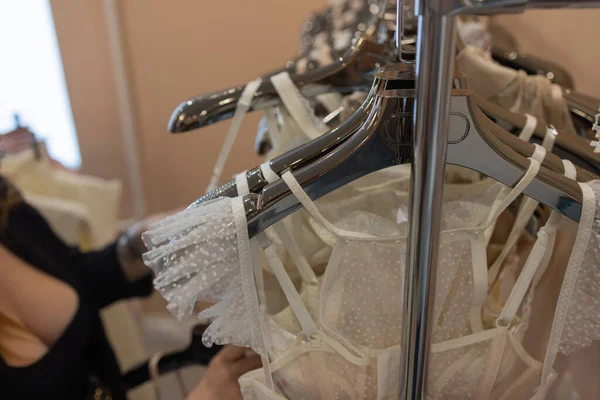 Imagem de uma jovem mulher mãos que escolhe roupa interior no supermercado. — Fotografia de Stock