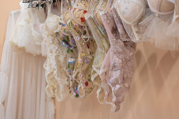 Fila de sutiãs pendurados na loja de lingerie. — Fotografia de Stock