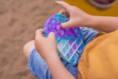 Rengarenk anti-stres oyuncakları. Kıpırdayın. Kıpırdayın. Stres karşıtı moda, oyuncağı patlatır. Gökkuşağı duyusal kıpırdaması. Yeni moda silikon oyuncak.