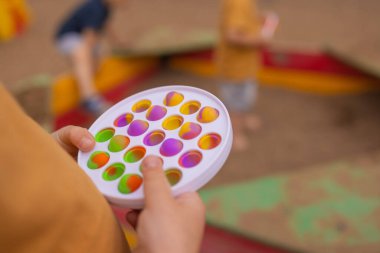 Rengarenk anti-stres oyuncakları. Kıpırdayın. Kıpırdayın. Stres karşıtı moda, oyuncağı patlatır. Gökkuşağı duyusal kıpırdaması. Yeni moda silikon oyuncak.