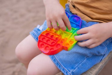 Rengarenk anti-stres oyuncakları. Kıpırdayın. Kıpırdayın. Stres karşıtı moda, oyuncağı patlatır. Gökkuşağı duyusal kıpırdaması. Yeni moda silikon oyuncak.