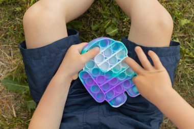 Rengarenk anti-stres oyuncakları. Kıpırdayın. Kıpırdayın. Stres karşıtı moda, oyuncağı patlatır. Gökkuşağı duyusal kıpırdaması. Yeni moda silikon oyuncak.