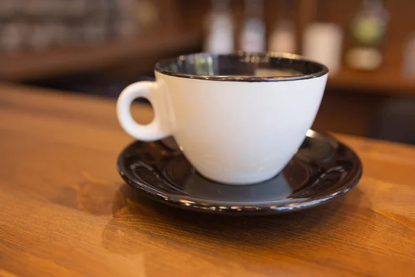 手で握りなさいテーブルの上のコーヒー カップをマンします。. — ストック写真