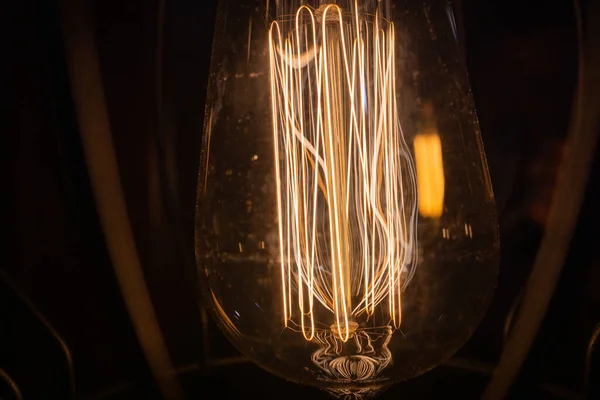 Лампа електрика вішає прикрасити інтер'єр будинку в різдвяний день . — стокове фото