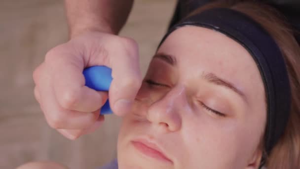 Massage facial avec des tasses dans le salon de spa. — Video