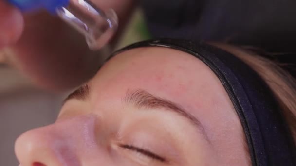 Facial massage with cups in the spa salon. — Stock Video