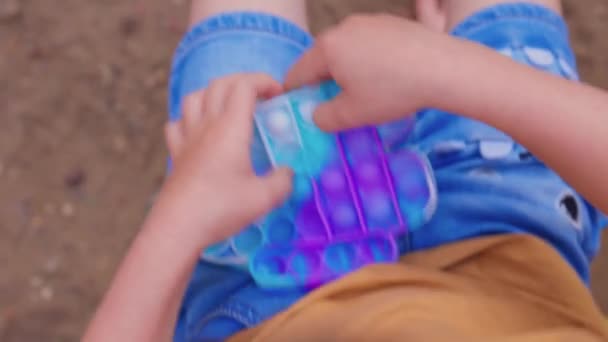 Kleurrijke antistress zintuiglijke speelgoed fidget duwen pop het in peuters handen. Antistress trendy pop het speelgoed. Regenboog zintuiglijke viool. Nieuw trendy siliconen speelgoed. — Stockvideo