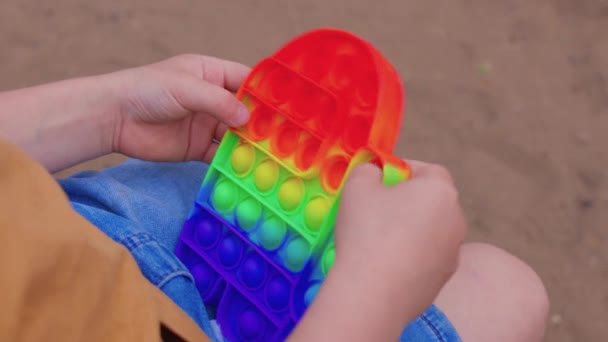 Colorato antistress giocattolo sensoriale irrequieto spingere pop nelle mani dei bambini. Antistress trendy pop esso giocattolo. Irrequietezza sensoriale arcobaleno. Nuovo giocattolo di silicone alla moda. — Video Stock