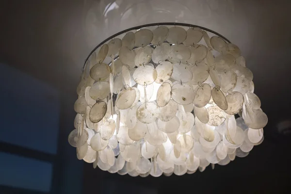 Sfondo lampadario - lampadario di cristallo di lusso appeso al soffitto al chiuso. — Foto Stock