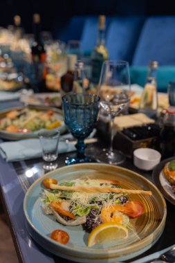 Restorandaki masada nefis yemekler. Servis masası. Masanın ortasında keskinlik.