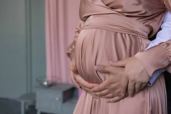 Mulher grávida branca bonita em vestido rosa. — Fotografia de Stock