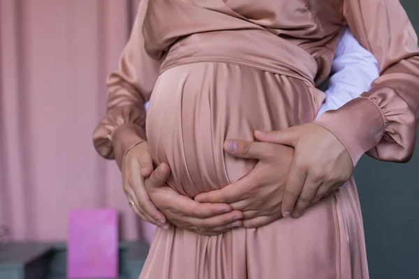 Mulher grávida branca bonita em vestido rosa. — Fotografia de Stock