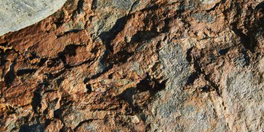 Beyaz arka planda büyük bir kaya izole edilmiş. Bunun kırpma yolu var.