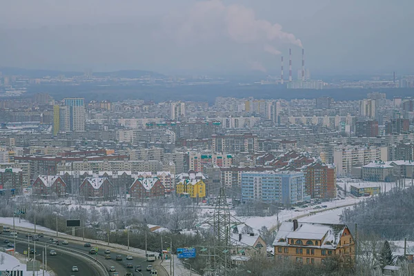 Ufa, Federação Russa-25 de janeiro de 2021.Vista de Sipailovo de uma altura em inverno. — Fotografia de Stock