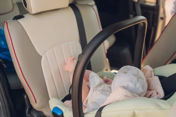 Nouveau-né dormant dans le siège auto. — Photo