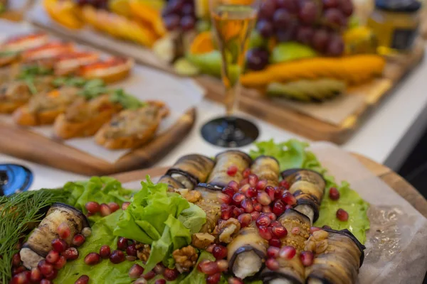 Eettafel met snacks versierd met mooie zomerbloemen. Voedseltafel Gezond Heerlijk Biologisch Maaltijdconcept. Wachten op de gast. — Stockfoto