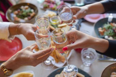 İçkili kadehler ve kadeh kaldırma, parti.