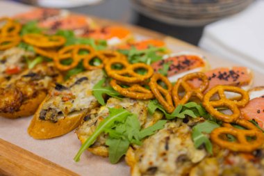 Güzel yaz çiçekleriyle süslenmiş abur cuburlarla dolu yemek masası. Yemek Masası Lezzetli Organik Yemekler Konsepti. Misafiri bekliyoruz..