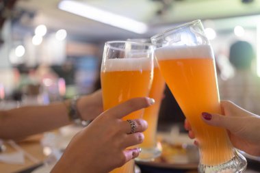 İçkili kadehler ve kadeh kaldırma, parti.