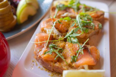 Güzel yaz çiçekleriyle süslenmiş abur cuburlarla dolu yemek masası. Yemek Masası Lezzetli Organik Yemekler Konsepti. Misafiri bekliyoruz..