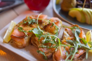 Güzel yaz çiçekleriyle süslenmiş abur cuburlarla dolu yemek masası. Yemek Masası Lezzetli Organik Yemekler Konsepti. Misafiri bekliyoruz..