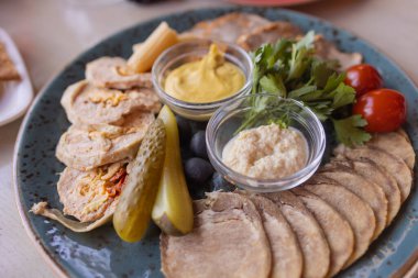 Güzel yaz çiçekleriyle süslenmiş abur cuburlarla dolu yemek masası. Yemek Masası Lezzetli Organik Yemekler Konsepti. Misafiri bekliyoruz..