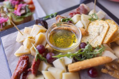 Güzel yaz çiçekleriyle süslenmiş abur cuburlarla dolu yemek masası. Yemek Masası Lezzetli Organik Yemekler Konsepti. Misafiri bekliyoruz..