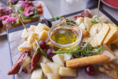 Güzel yaz çiçekleriyle süslenmiş abur cuburlarla dolu yemek masası. Yemek Masası Lezzetli Organik Yemekler Konsepti. Misafiri bekliyoruz..