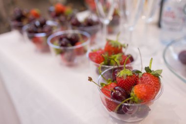 Güzel yaz çiçekleriyle süslenmiş abur cuburlarla dolu yemek masası. Yemek Masası Lezzetli Organik Yemekler Konsepti. Misafiri bekliyoruz..