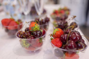 Güzel yaz çiçekleriyle süslenmiş abur cuburlarla dolu yemek masası. Yemek Masası Lezzetli Organik Yemekler Konsepti. Misafiri bekliyoruz..