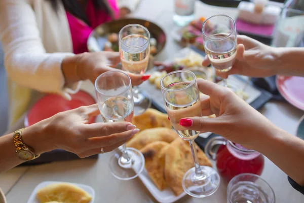 Verres fourrés avec alcool et toasts, fête. — Photo