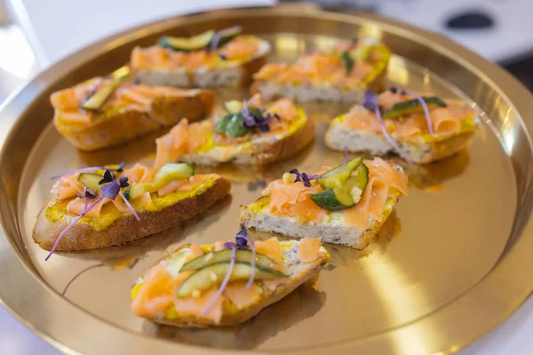 Mesa de cena con aperitivos decorados con hermosas flores de verano. Mesa de Comida Saludable Delicioso Concepto de Comida Orgánica. Esperando al invitado. —  Fotos de Stock