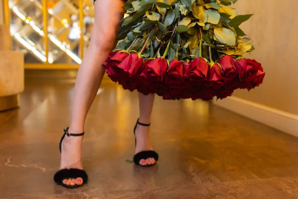 붉은 장미 꽃다발을 품고 있는 여인. — 스톡 사진