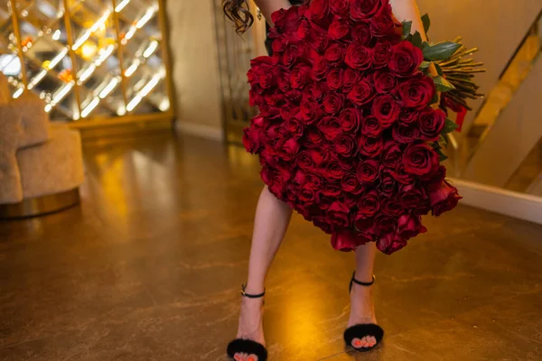 Femme tient bouquet de luxe de roses rouges. — Photo