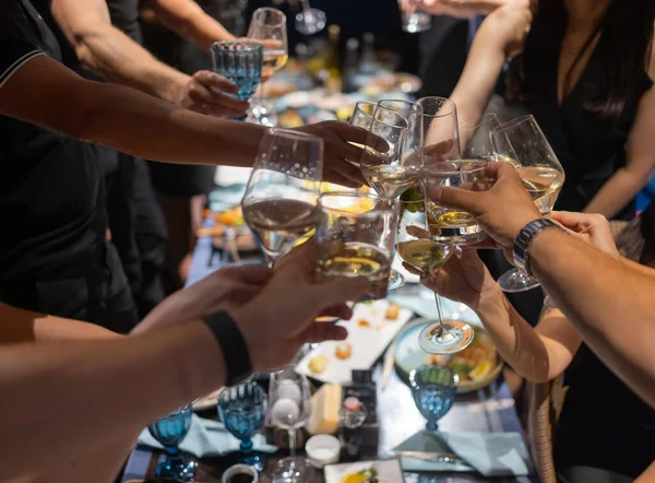Verres fourrés avec alcool et toasts, fête. — Photo