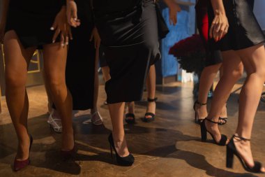 Yüksek kadınların siyah çizmeleri. Güzel kadın bacakları.