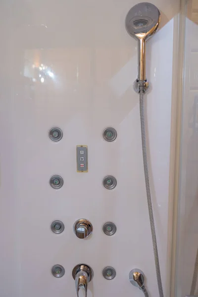 Şeffaf kapılı açısal duş kapağı. — Stok fotoğraf