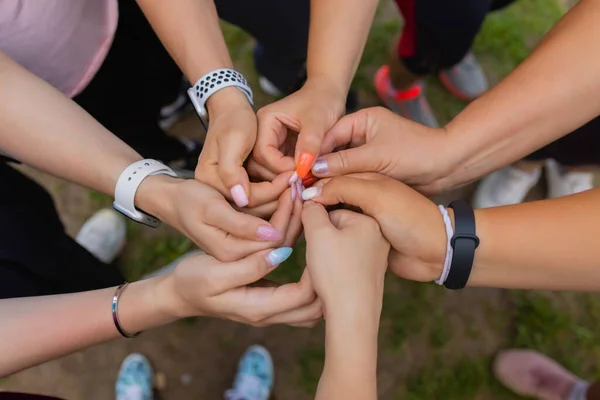 Grupo de personas apoyándose mutuamente. Concepto sobre trabajo en equipo y amistad. — Foto de Stock