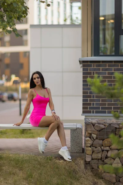 Moda portret urban de tineri, subțire, model frumos în rochie roz . — Fotografie, imagine de stoc