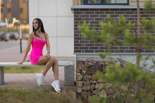 Fashion urban portrait of young, slim, beautiful model in pink dress. — Stock Photo, Image