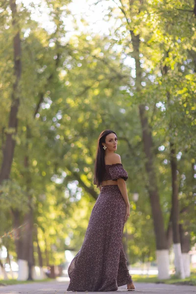Красива молода жінка в окулярах в парку на фоні зелені . — стокове фото