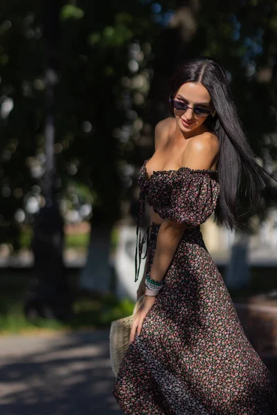 Bela jovem mulher em óculos no parque em um fundo de vegetação. — Fotografia de Stock