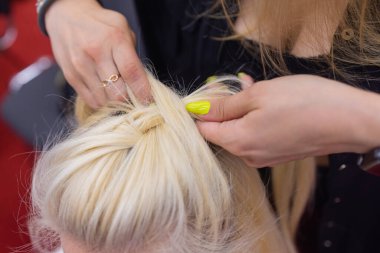 Kadınların elleri esmerlerin kafalarına örgü örer..