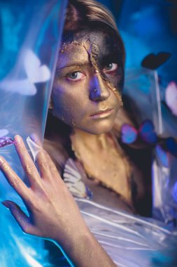 moda güzel genç bayan kelebeklerle çevrili.