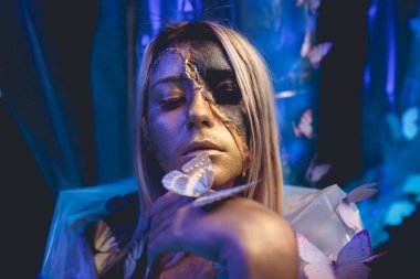 moda güzel genç bayan kelebeklerle çevrili.