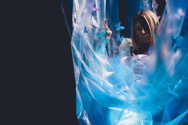 moda güzel genç bayan kelebeklerle çevrili.