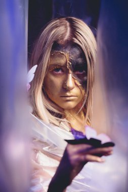 moda güzel genç bayan kelebeklerle çevrili.