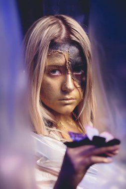 moda güzel genç bayan kelebeklerle çevrili.