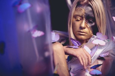 moda güzel genç bayan kelebeklerle çevrili.